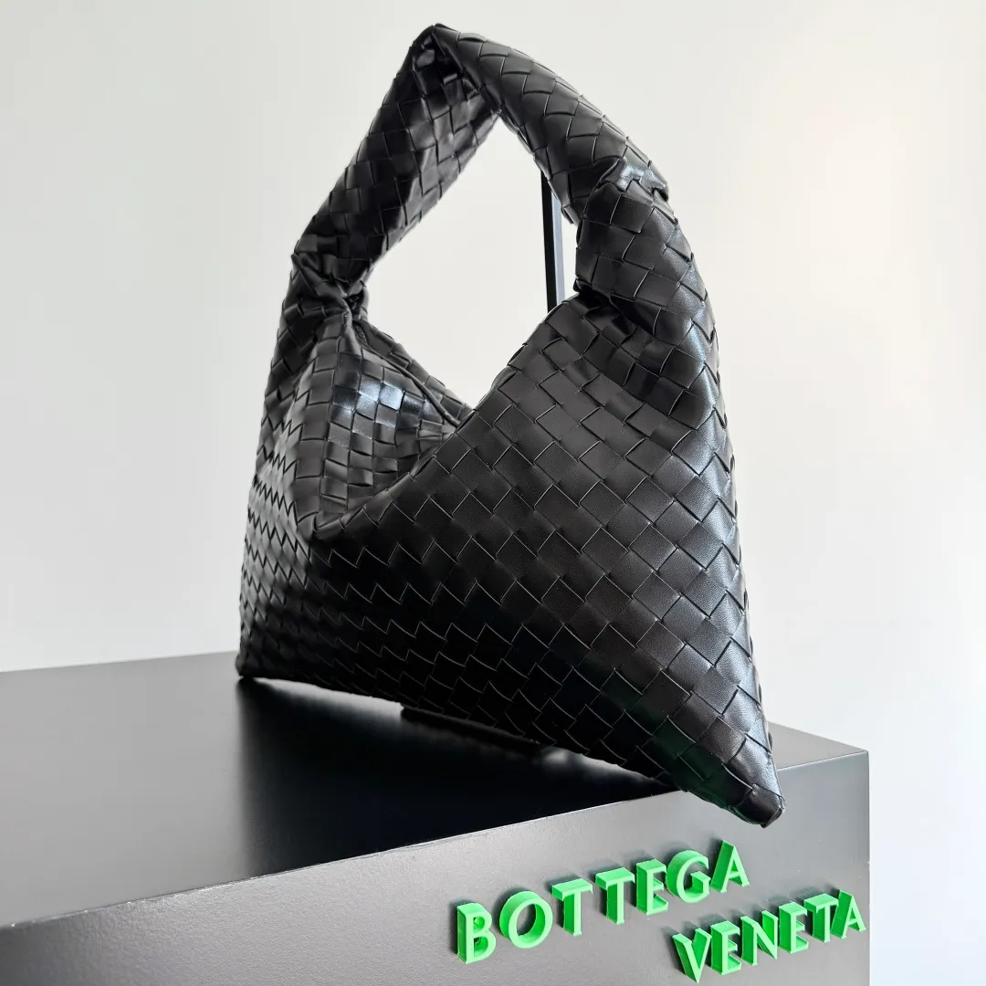 Batch 1960 It seems that this bag from BV has been popular recently ~ The new Hop is really not too beautiful. The whole bag has no seams. The bag body and handles are made of one piece of leather. It reflects the style and essence of Bottega Veneta. It truly represents craftsmanship and creativity. The large size has a very loose and lazy upper body. Big bag lovers will definitely not regret buying it. Style number: 796262 Size: 46*21*10cm